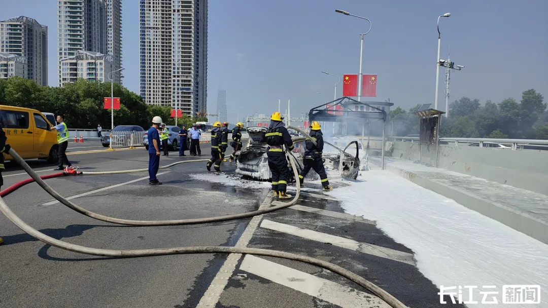 突发！武汉长江二桥一小车撞上警车后起火！烧得只剩残骸……