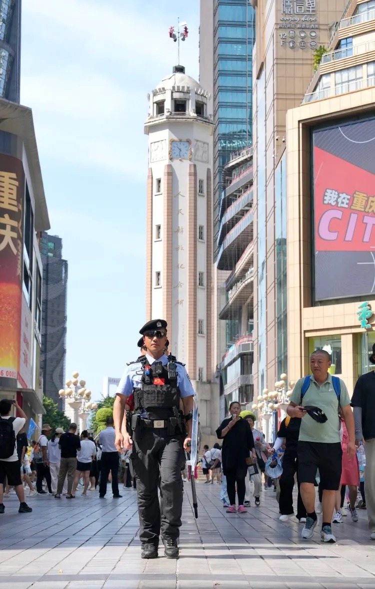 连晴高温 看公安民警们如何“战高温”保平安