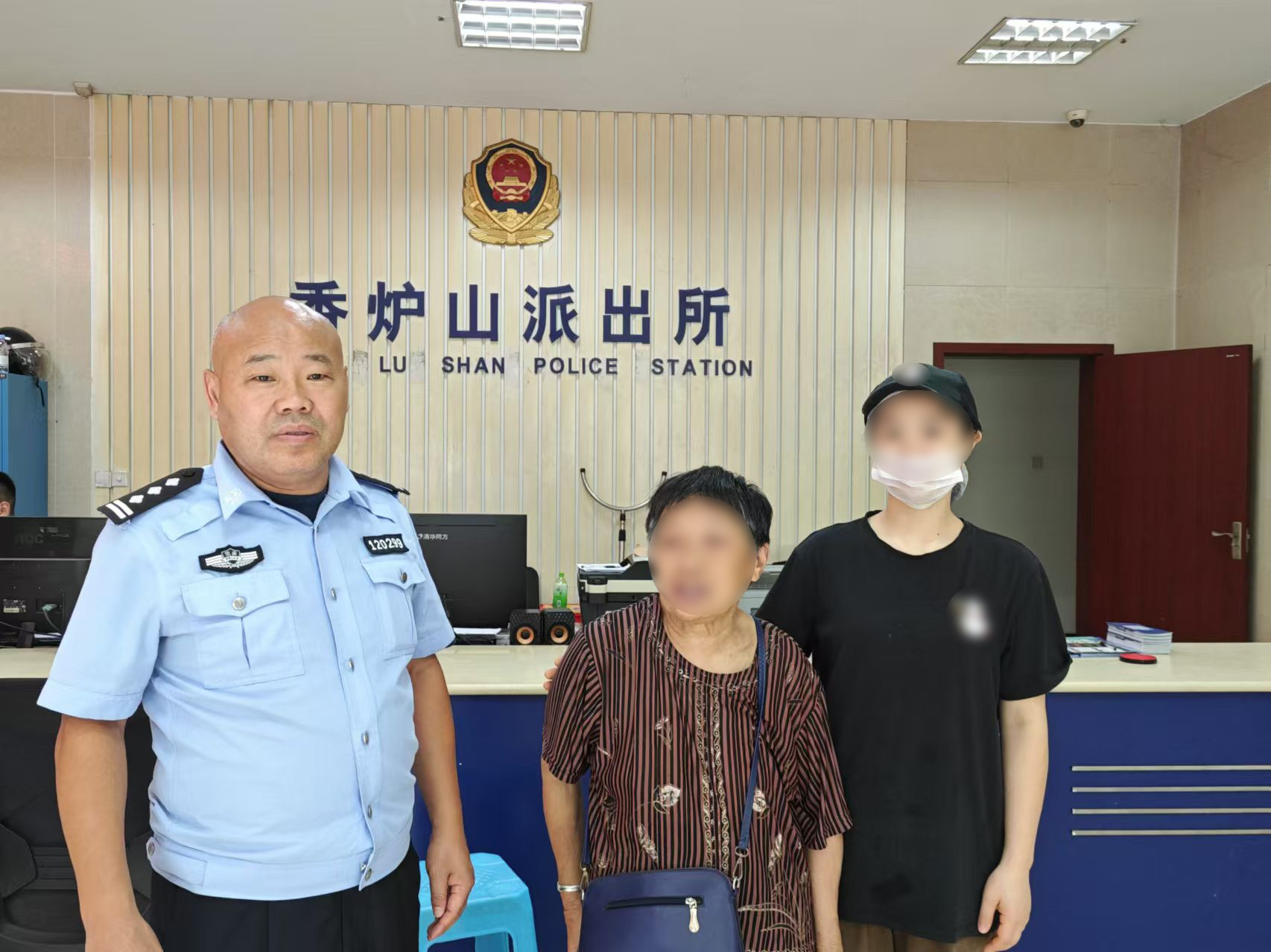 1民警帮助张奶奶找到家人