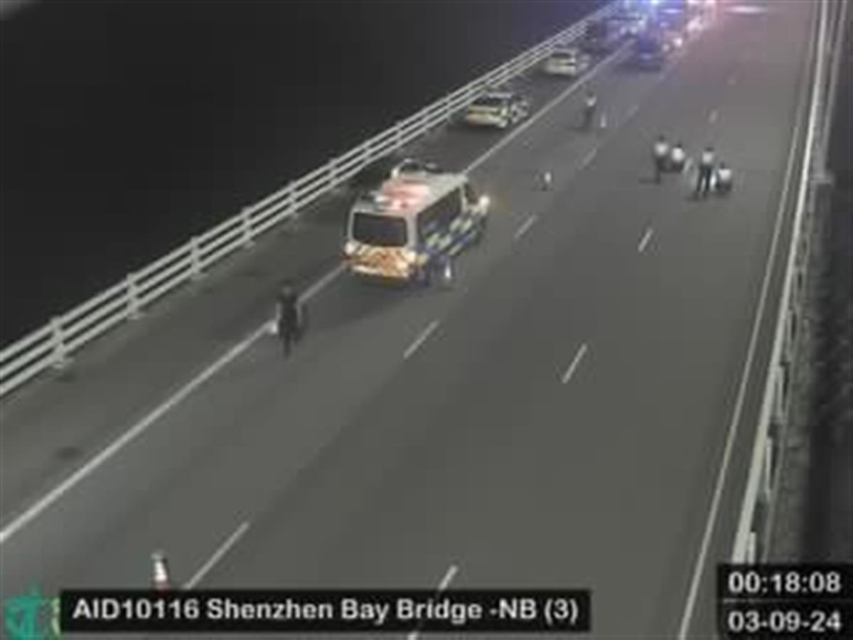 深圳湾公路大桥上一辆私家车冲破护栏坠海，遇难司机在香港海关工作20多年