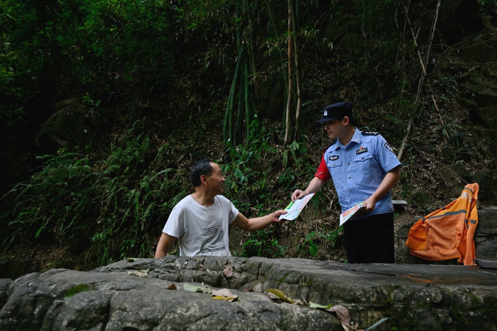 高温下的坚守 | “警察蓝”护航绿水青山