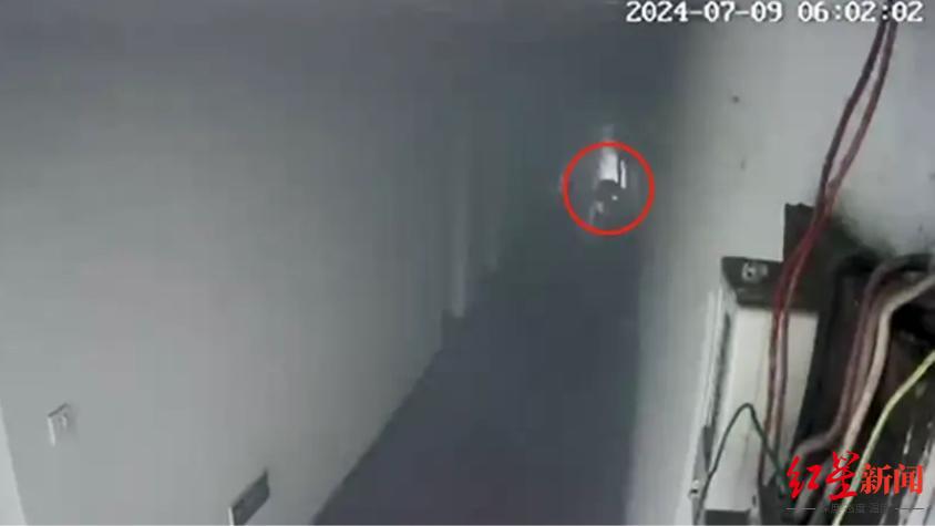 室友电动车电池燃爆致21岁男生全身烧伤90%,花费近百万治疗仍未脱离危险