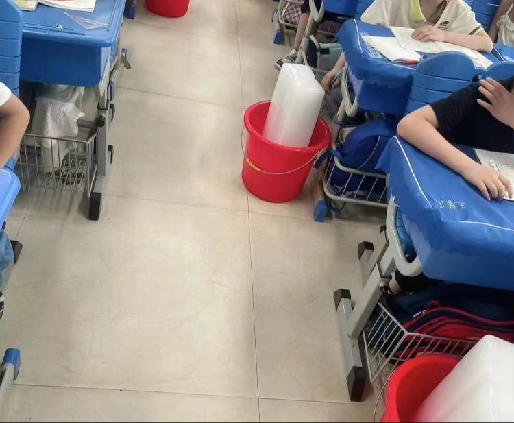 成都一地教育局回应中小学教室靠“冰块”降温：受线路、电力限制，无法统一加装空调
