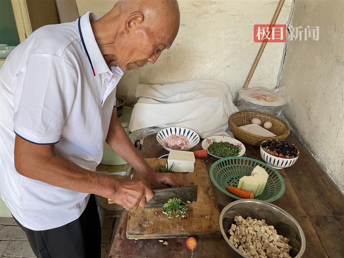 有夢(mèng)想誰(shuí)都了不起！陜西75歲老農(nóng)騎行29天跨越一千多公里到武漢看長(zhǎng)江大橋