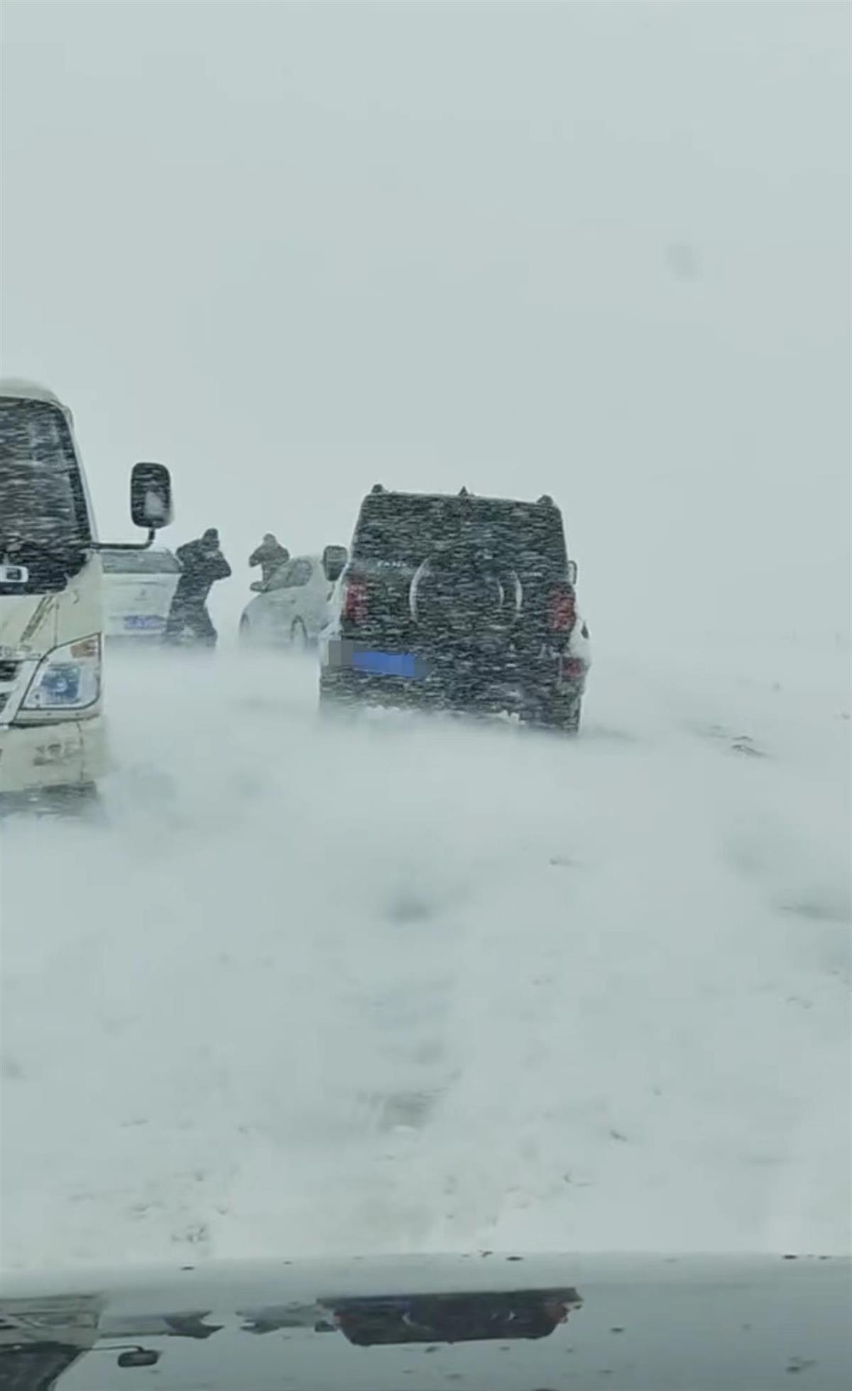 呼倫貝爾大雪致交通擁堵，周邊景區(qū)伸援手 官方：被困旅客已全部被轉(zhuǎn)移