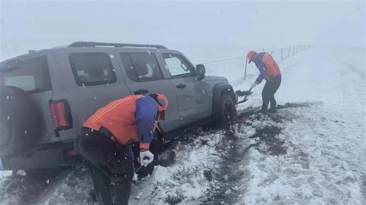 呼倫貝爾大雪致多車被困，旅游大巴被困一天一夜，30余名乘客獲救援安置