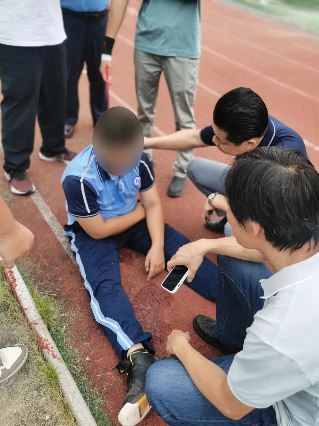 厦门一学生心脏骤停,7名同学“教科书式”急救