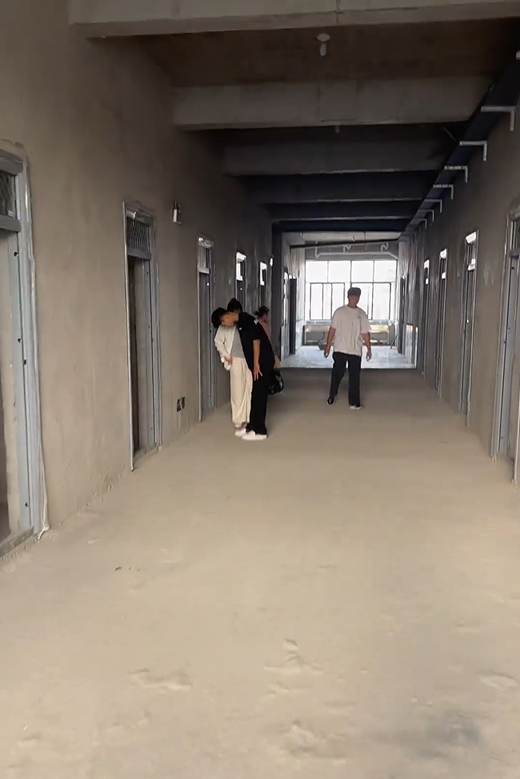 河南一学校新宿舍还是毛坯房!校长称学生只能克服一下,寒假装修,当地教体局回应