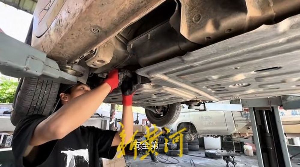 “彪悍”的车技，“酷萌”的座驾，90后小伙开“宝宝巴士”带女友环游祖国