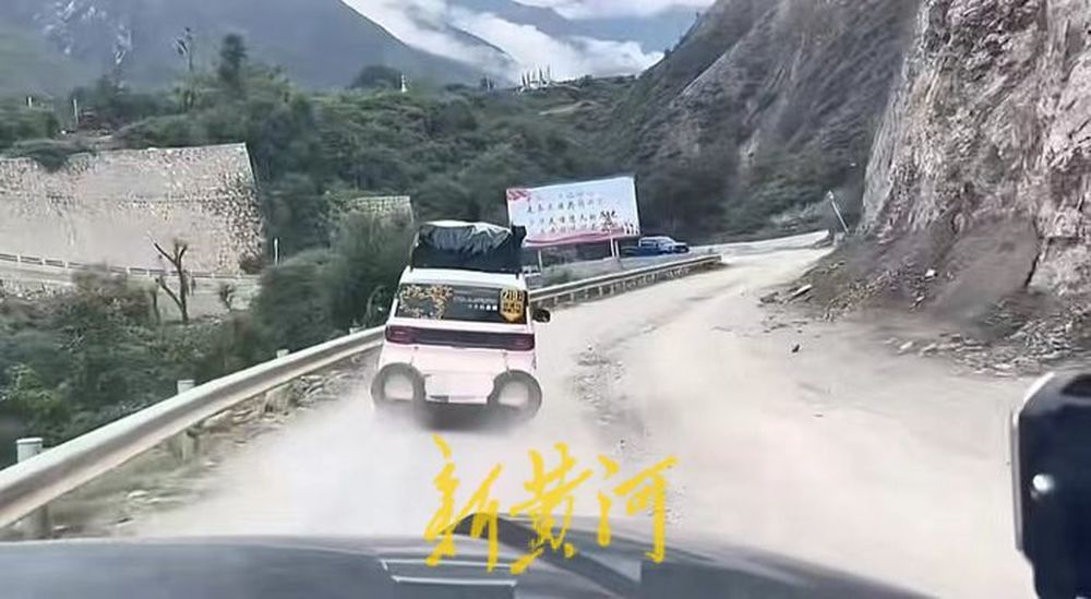 “彪悍”的车技，“酷萌”的座驾，90后小伙开“宝宝巴士”带女友环游祖国