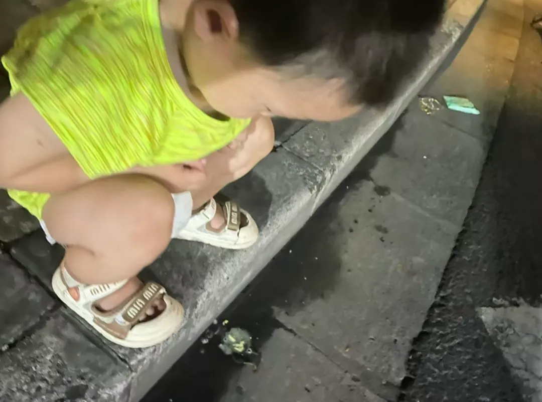 火锅店餐桌背面涂蟑螂药,2岁男童误食中毒吐绿水!心肌损害!多方回应