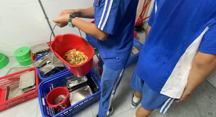 因未订校餐，一校学生被迫到操场就餐？龙岗教育局：已整改
