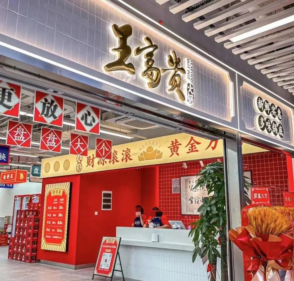 火锅店餐桌背面涂蟑螂药,2岁男童误食中毒吐绿水!心肌损害!多方回应