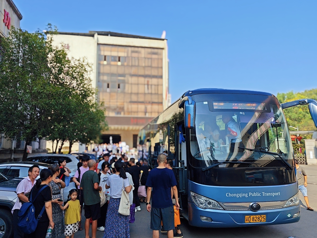 定制公交护送学生到校。重庆北部公交供图