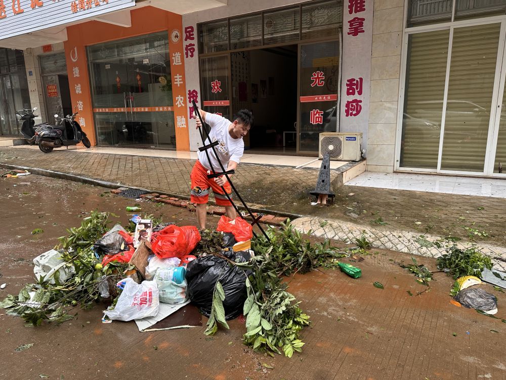 记者手记：在超强台风“摩羯”中心圈里惊心动魄的一天