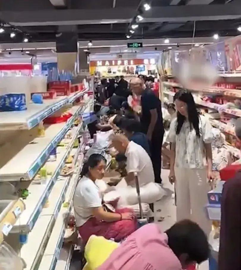 顾客大量涌入,现场连吃带喝一片狼藉!已暂停营业,官方最新通报