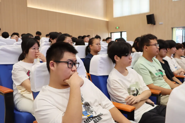 爱国情怀铸青春 国防教育启新程丨重庆资源与环境保护职业学院组织开展“国防教育”专题培训