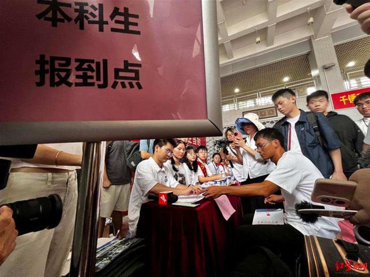 从今年高考结束到入学,唐尚珺粉丝暴涨30万,曾称“热度没有用,涨不涨粉都没关系”