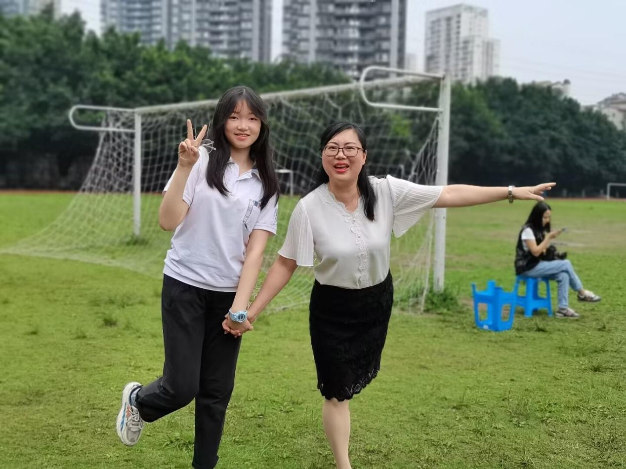 与学生合影