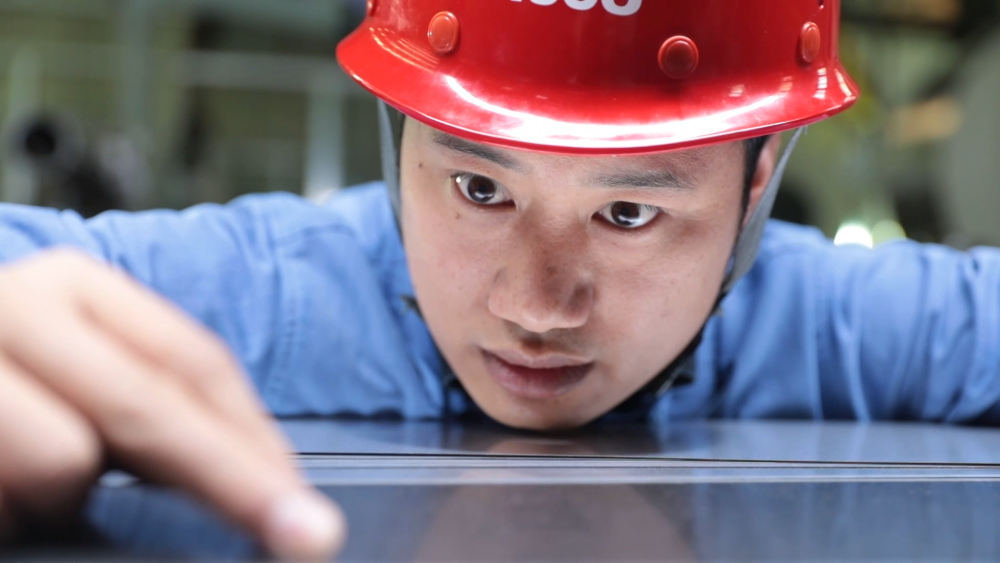 奮進(jìn)強(qiáng)國路 闊步新征程｜向上的中國·0.015毫米“手撕鋼”是怎樣“搟”出來的