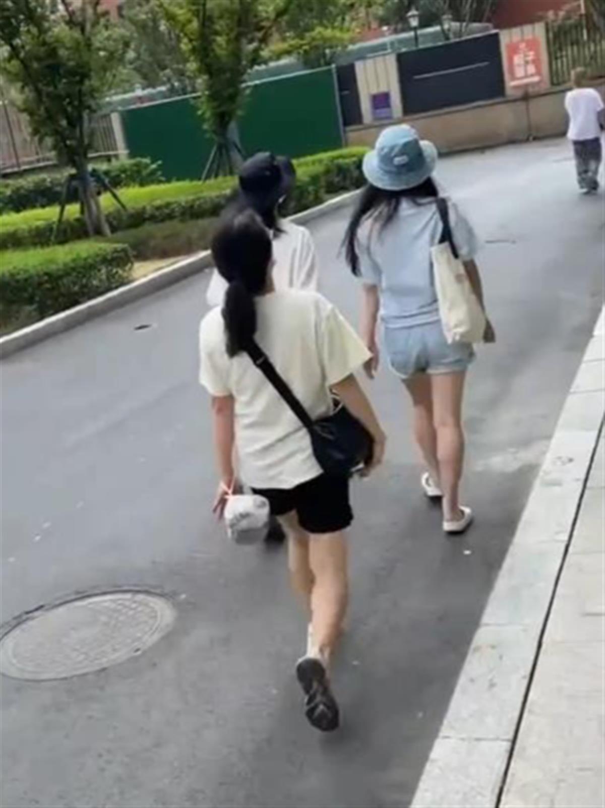 网约车乘客“开门杀”致人受伤后跑掉？成都交警：三名女子已找到，车辆被暂扣