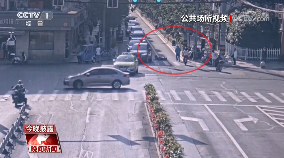 因行人闯红灯摔倒被轿车碾死 谁担责?