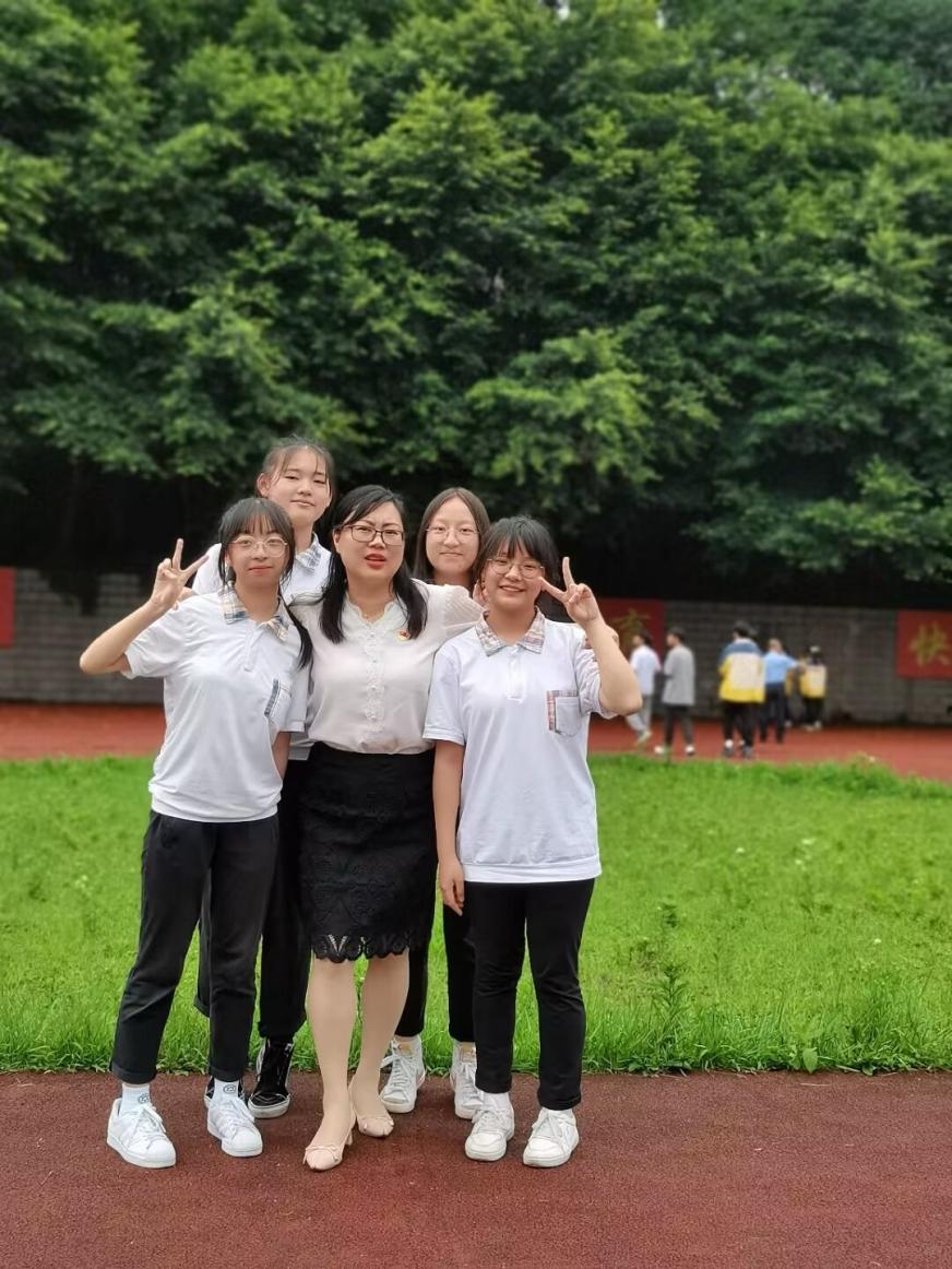 与学生合影1