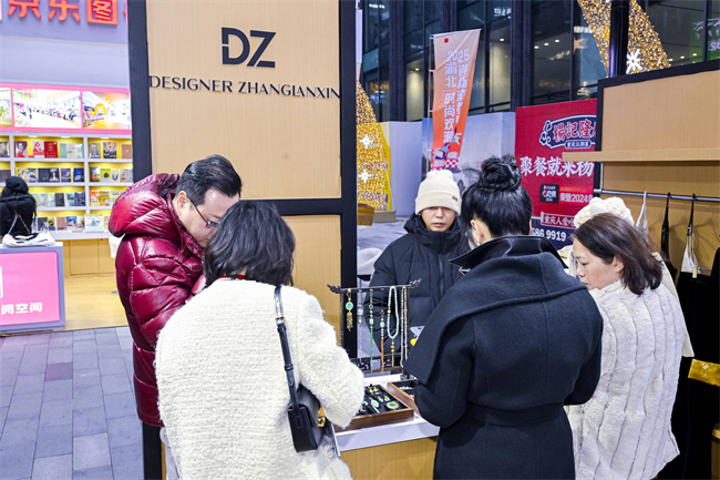 消费者现场选购商品。渝北区商务委供图 第1眼TV-华龙网发