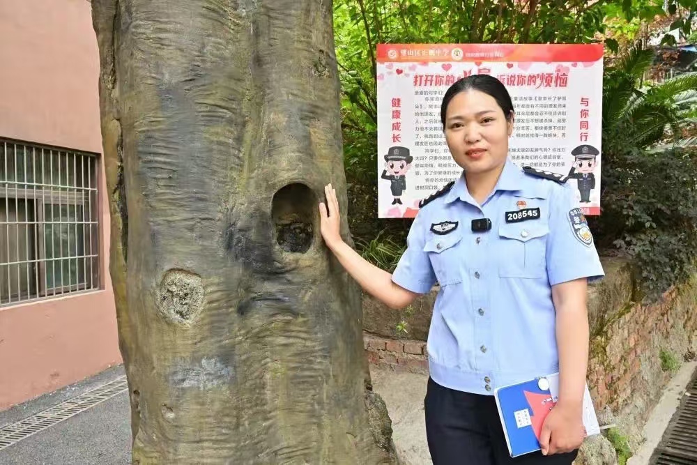 重慶市璧山區(qū)公安局治安管理支隊內(nèi)保大隊教導員張耀元當選2024“最美基層民警”。 警方供圖