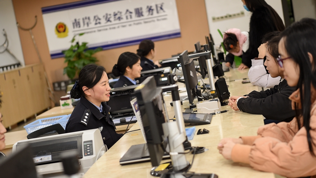 從“多窗辦理”到“一窗綜辦”，南岸區(qū)公安分局主動推動260余項公安業(yè)務(wù)一體進駐區(qū)政務(wù)服務(wù)中心。 警方供圖