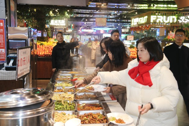 秀山青年正在排隊(duì)用餐。