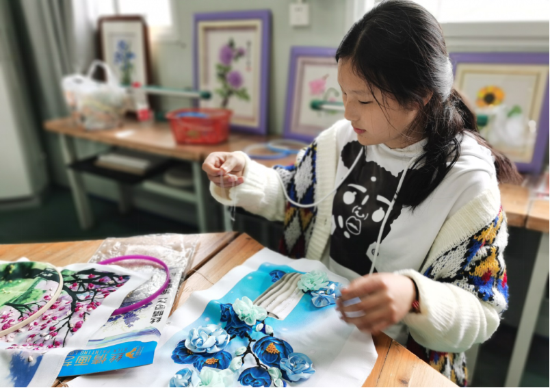 学生正在制作民族服饰。受访者供图