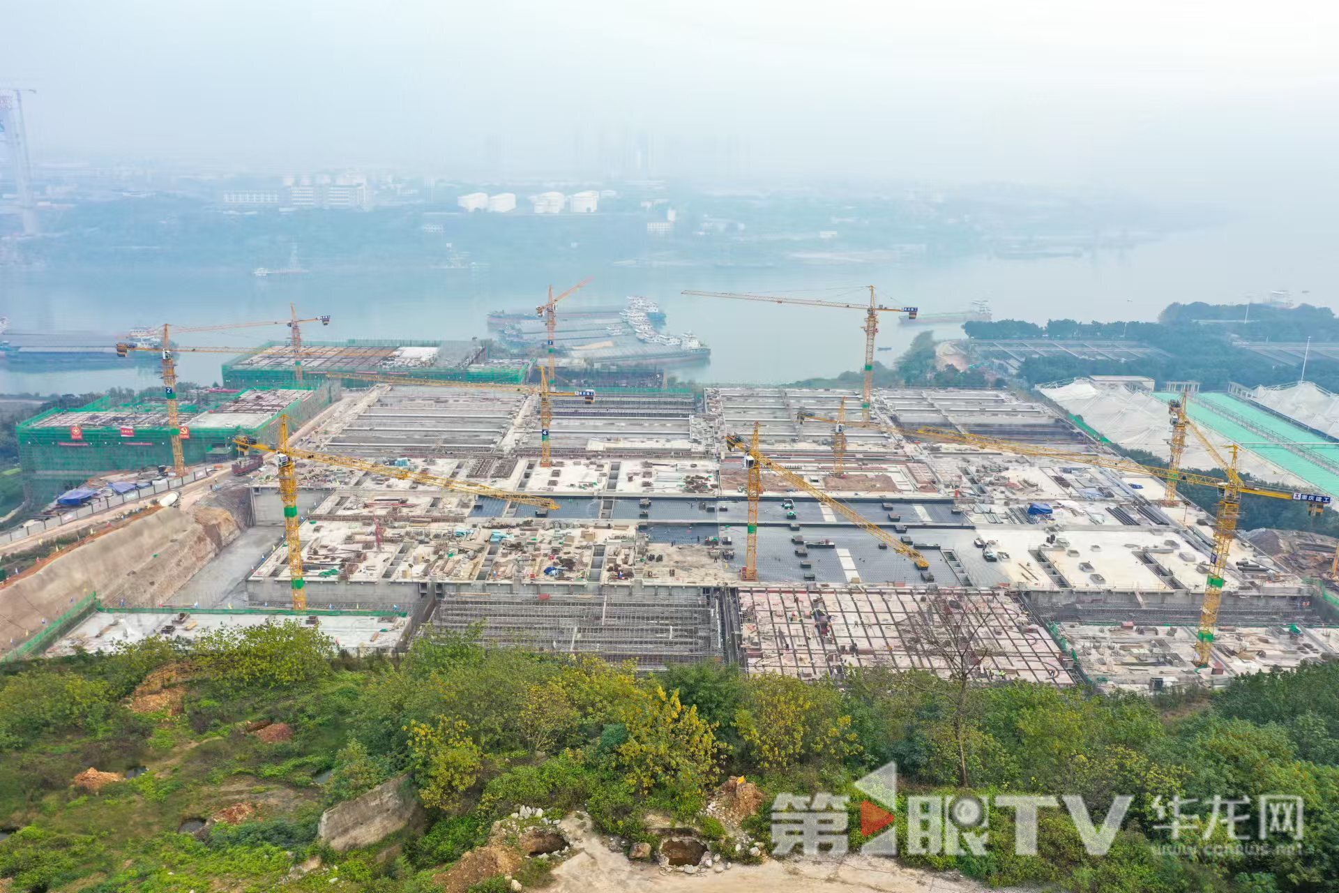 雞冠石污水處理廠四期擴建工程施工現場。第1眼TV-華龍網首席記者 李文科 攝