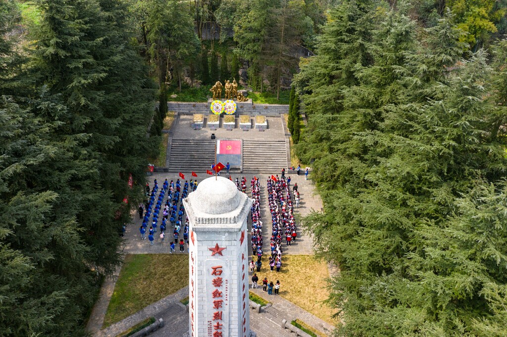 學(xué)生到石壕紅軍烈士墓開(kāi)展祭掃活動(dòng)。吳先勇 攝