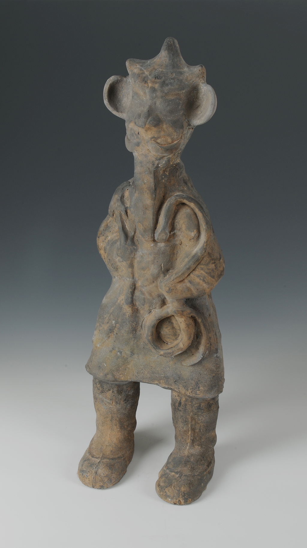灰陶操蛇鎮(zhèn)墓俑。重慶中國三峽博物館供圖