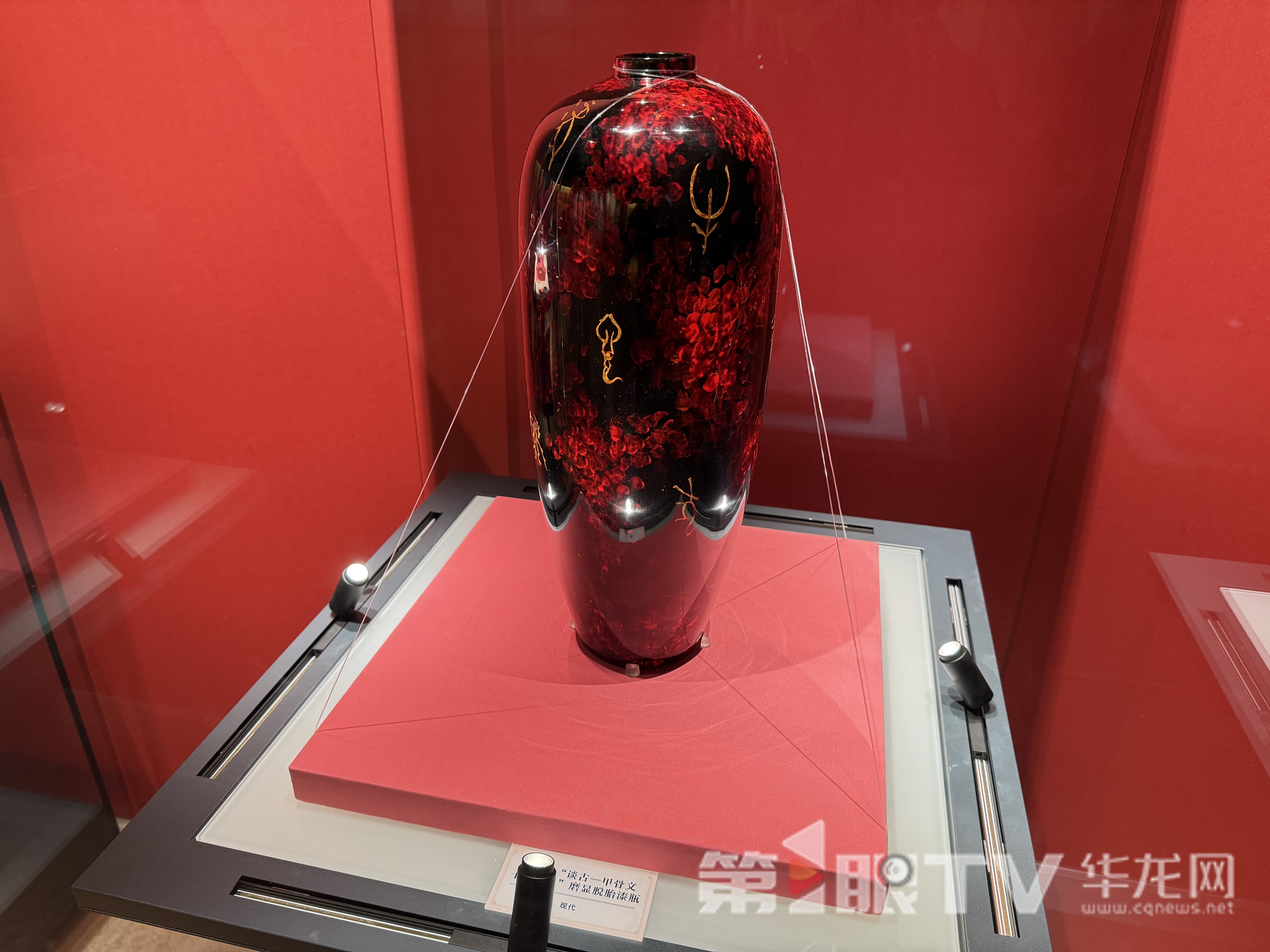 “談古—甲骨文十二生肖”磨顯脫胎漆瓶。第1眼TV-華龍網(wǎng)記者 謝鵬飛攝