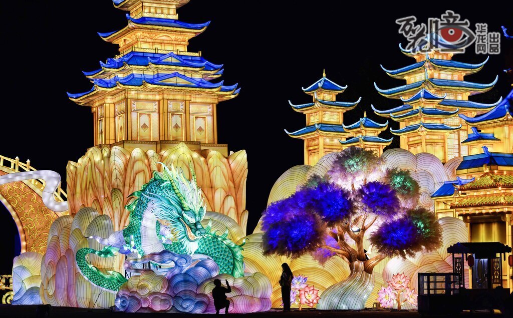 華彩神州系列燈組匯集了“天宮”“神話”“仙俠”等元素，主打一個(gè)“仙”字。