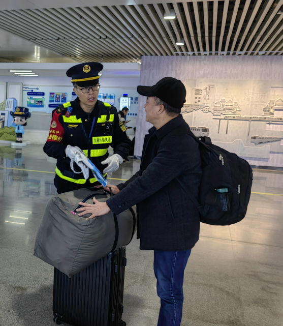 執法隊員向旅客宣傳交通出行安全提醒。受訪者供圖