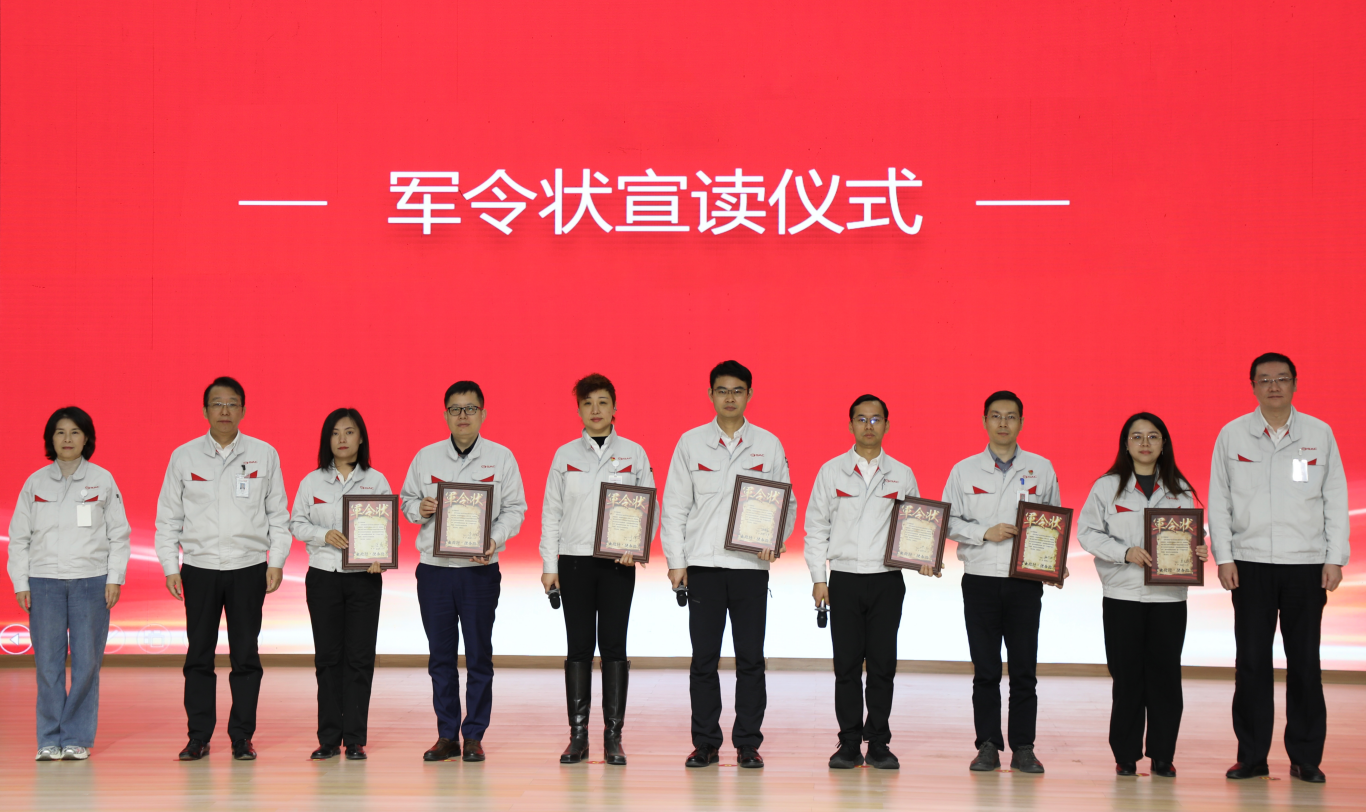 冯兴亚(左二)、广汽集团副总经理高锐(右一)、副总经理江秀云(左一)与项目主要有关部门负责人合影