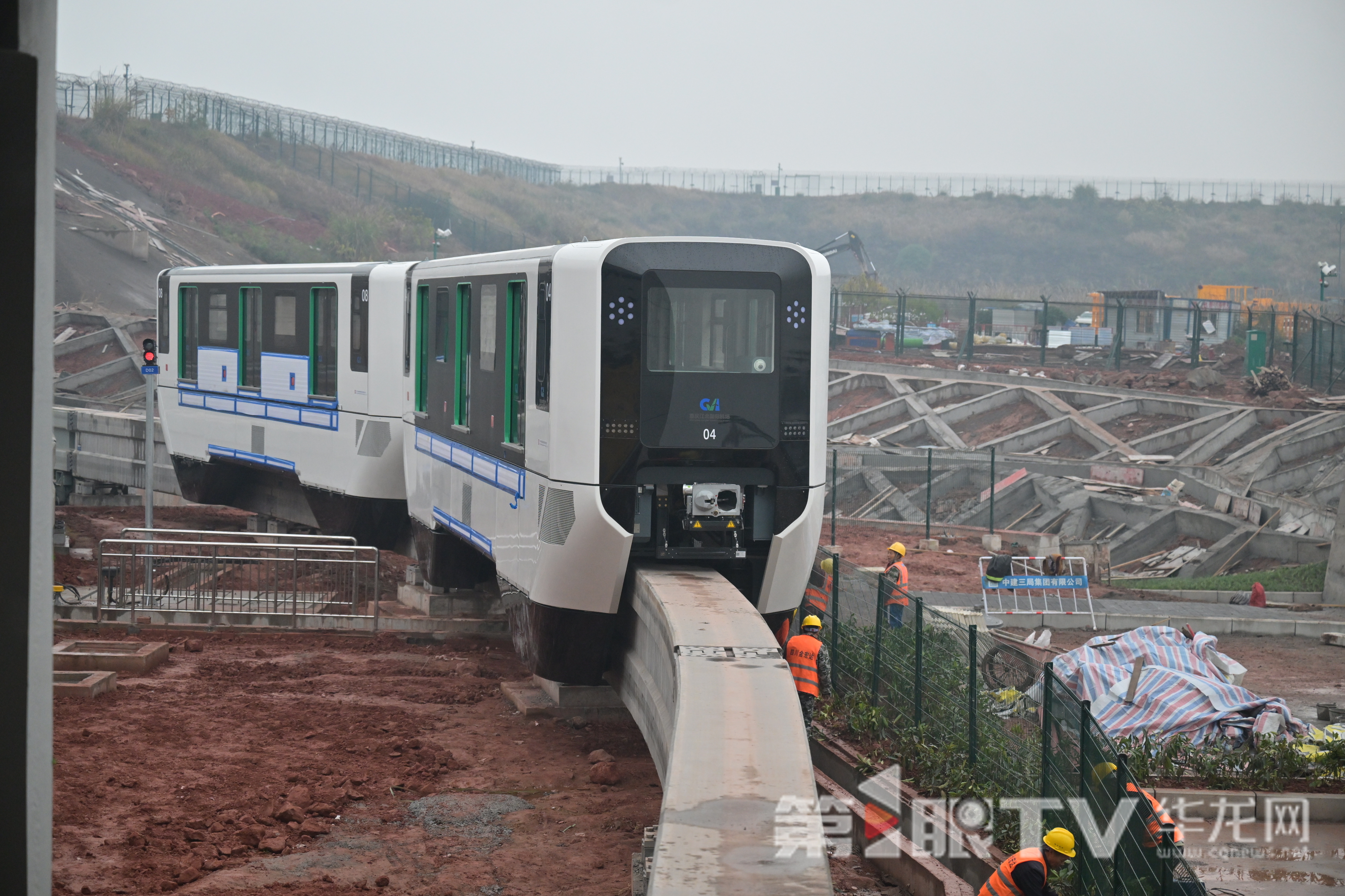 2重慶江北國際機場旅客捷運系統(tǒng)車輛上線調(diào)試。