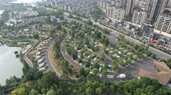 秀湖汽車露營公園停車場?；顒又鬓k方供圖