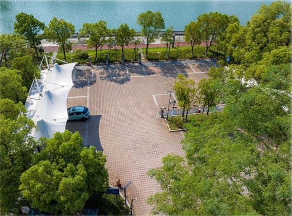 涪陵區(qū)濱江公園超充停車場?；顒又鬓k方供圖