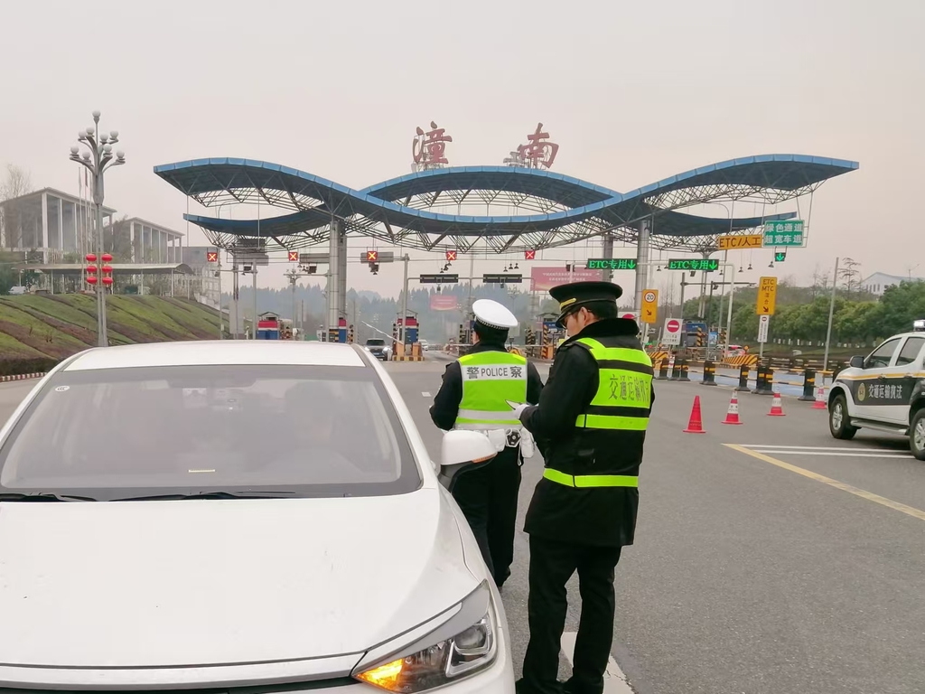 執(zhí)法隊員對過往車輛進行例行檢查。受訪者供圖