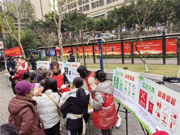 工作人員向居民宣傳垃圾分類知識。香爐山街道供圖