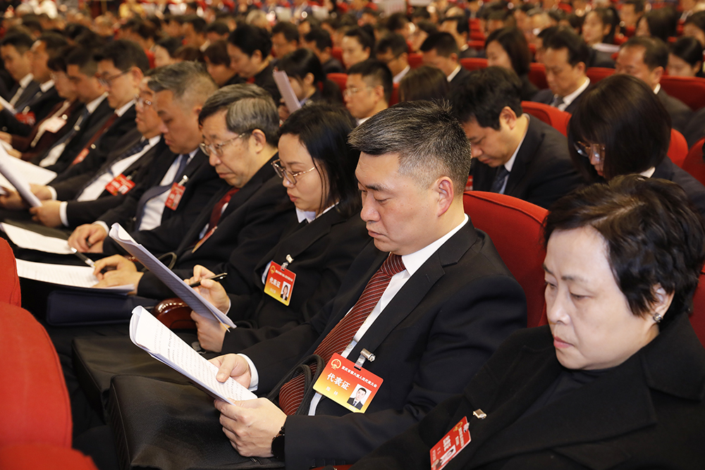 参会人员认真听会