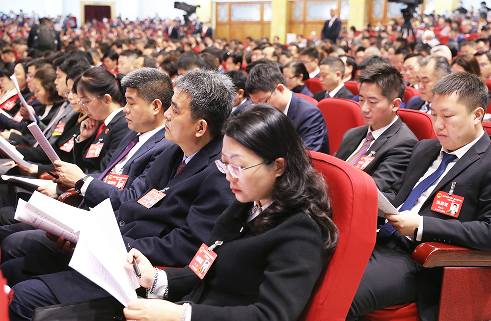 参会人员认真听取政府工作报告