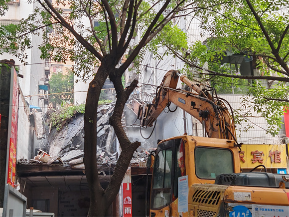 違建門市拆除現(xiàn)場。龍山街道辦事處供圖 