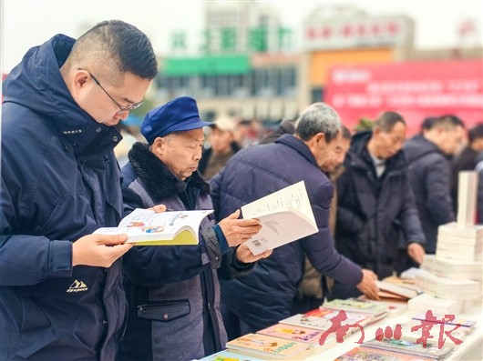 市民在流动书吧捧书阅读。记者 王婷婷 摄