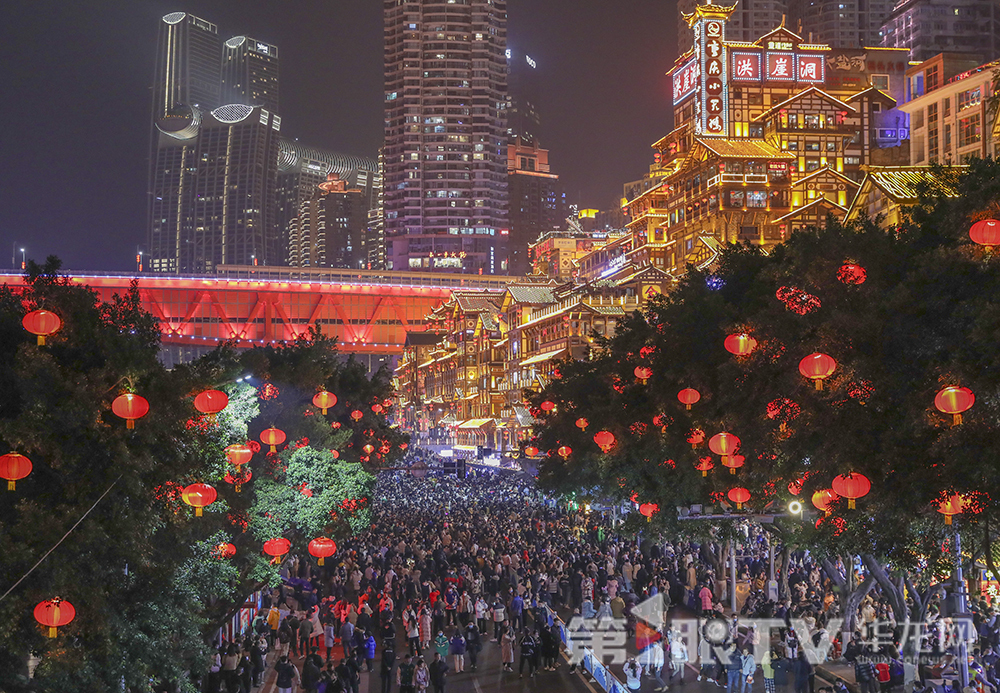 洪崖洞景区游人如织。第1眼TV-华龙网首席记者李文科摄
