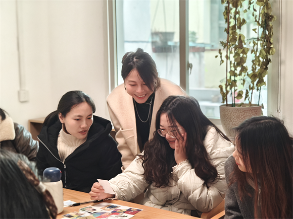 心理咨詢師引導讀者抽取卡牌。王家街道辦事處供圖